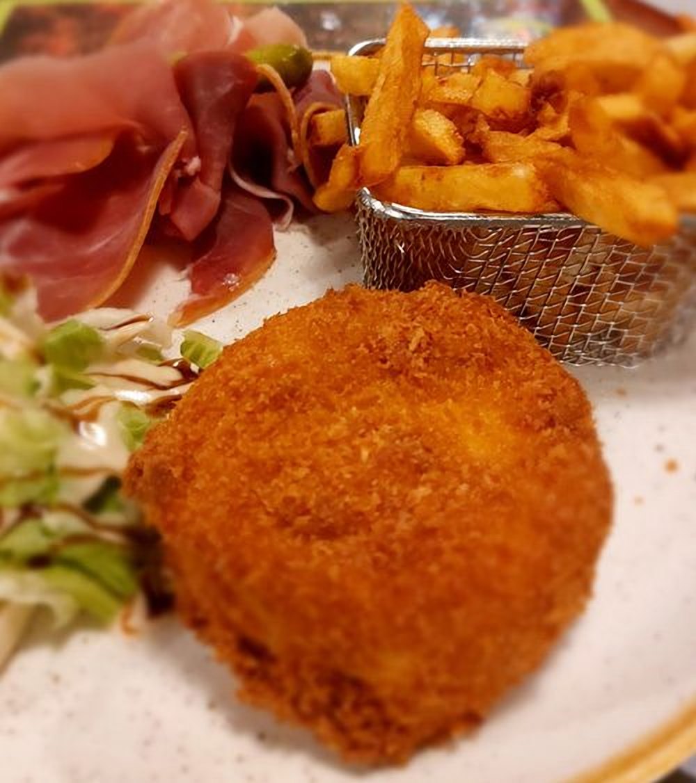 Le camembert rôti, avec jambon de pays et frites