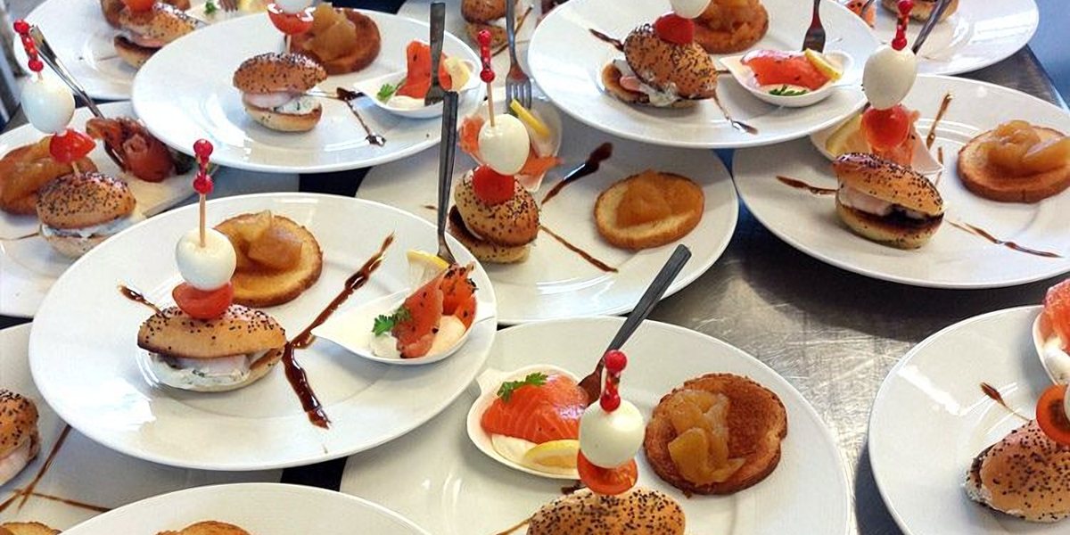 Des assiettes d'entrées dressées pour une commande du traiteur du restaurant