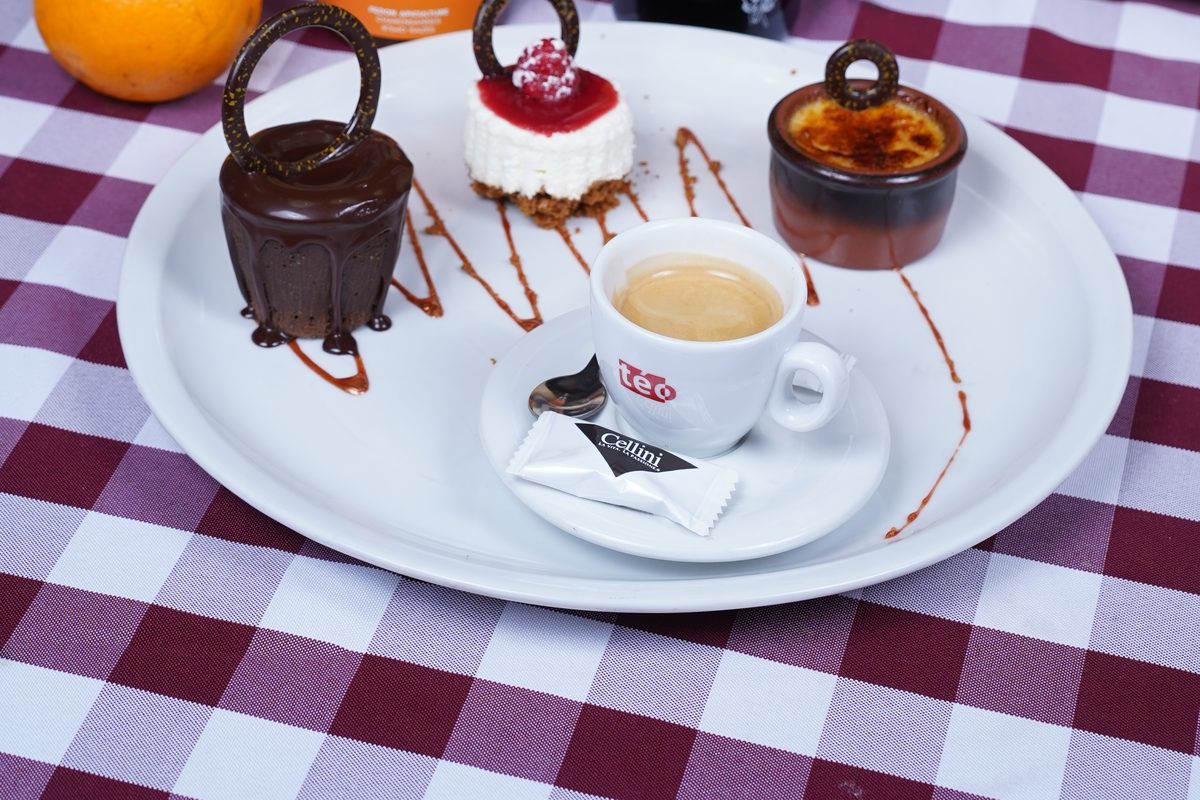 Un café gourmand : un expresso et trois petits desserts