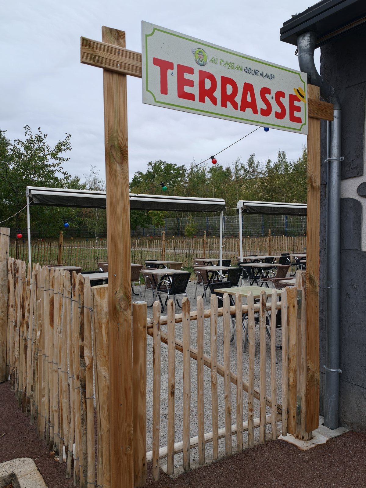 L'entrée de la terrasse et son panneau