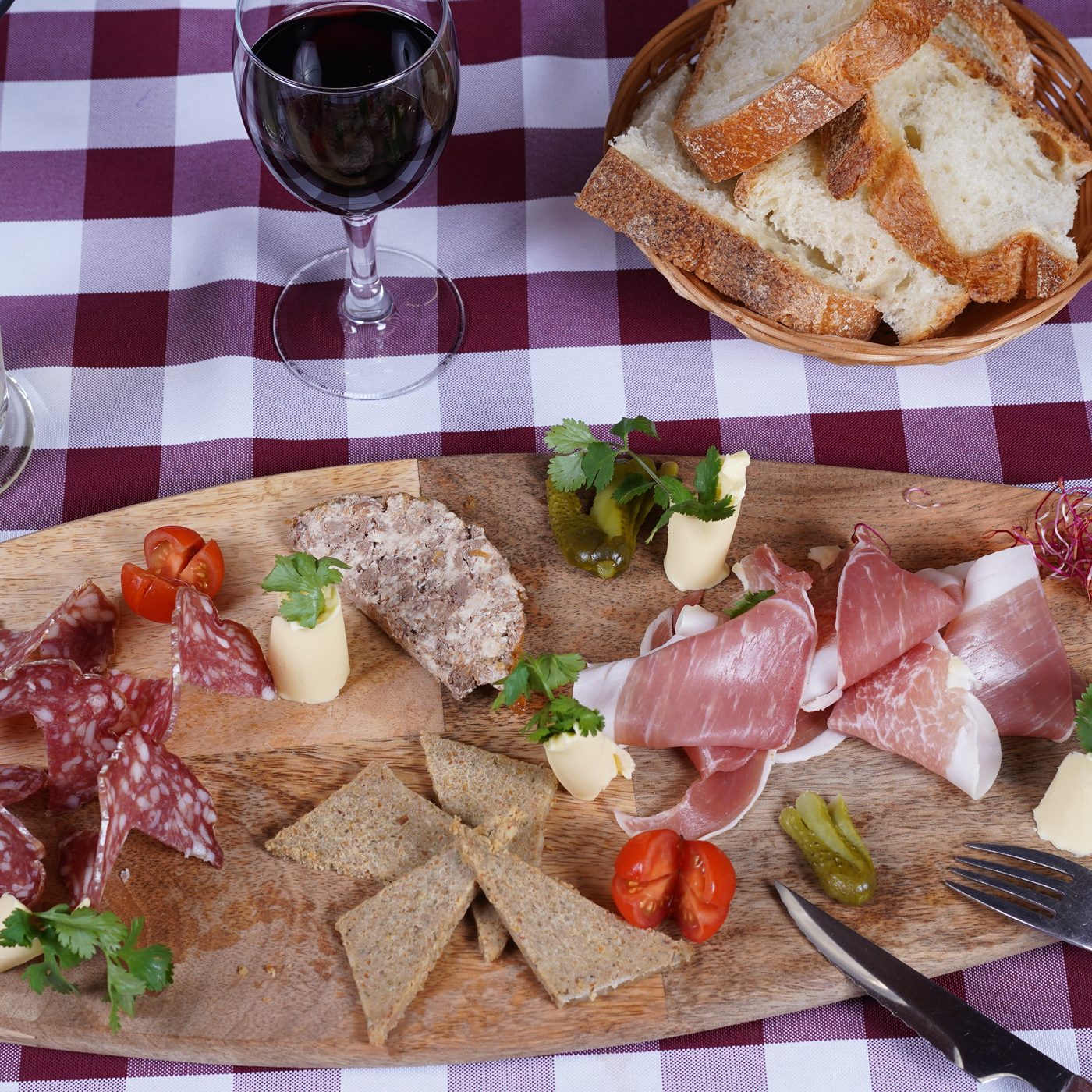 Une planche de charcuterie à partager