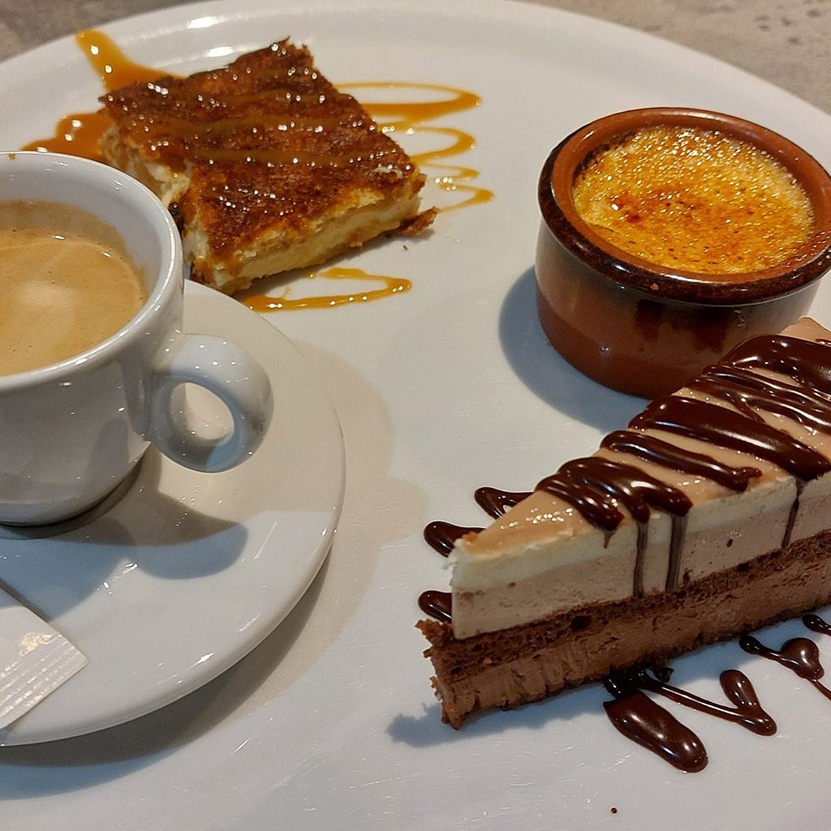 Le café gourmand : un café, une crème brûlée et des douceurs