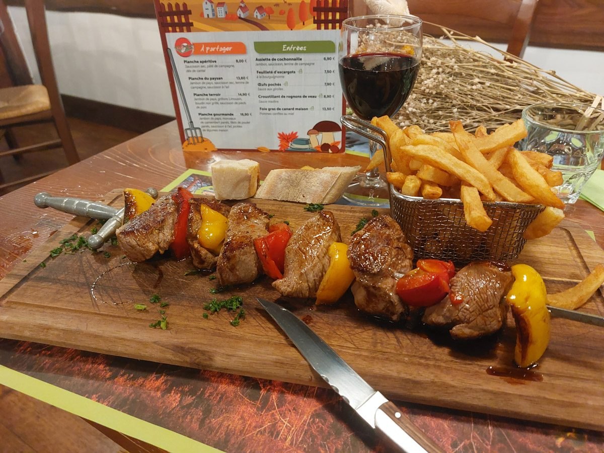 L'épée de viande, brochette de bœuf et légumes grillés