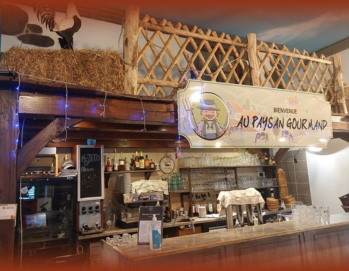 Le comptoir du bar et sa décoration de ferme