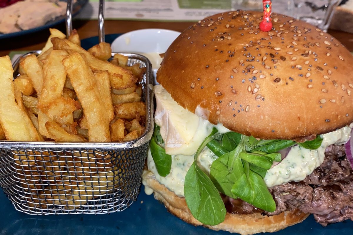 Un burger du restaurant et son panier de frites