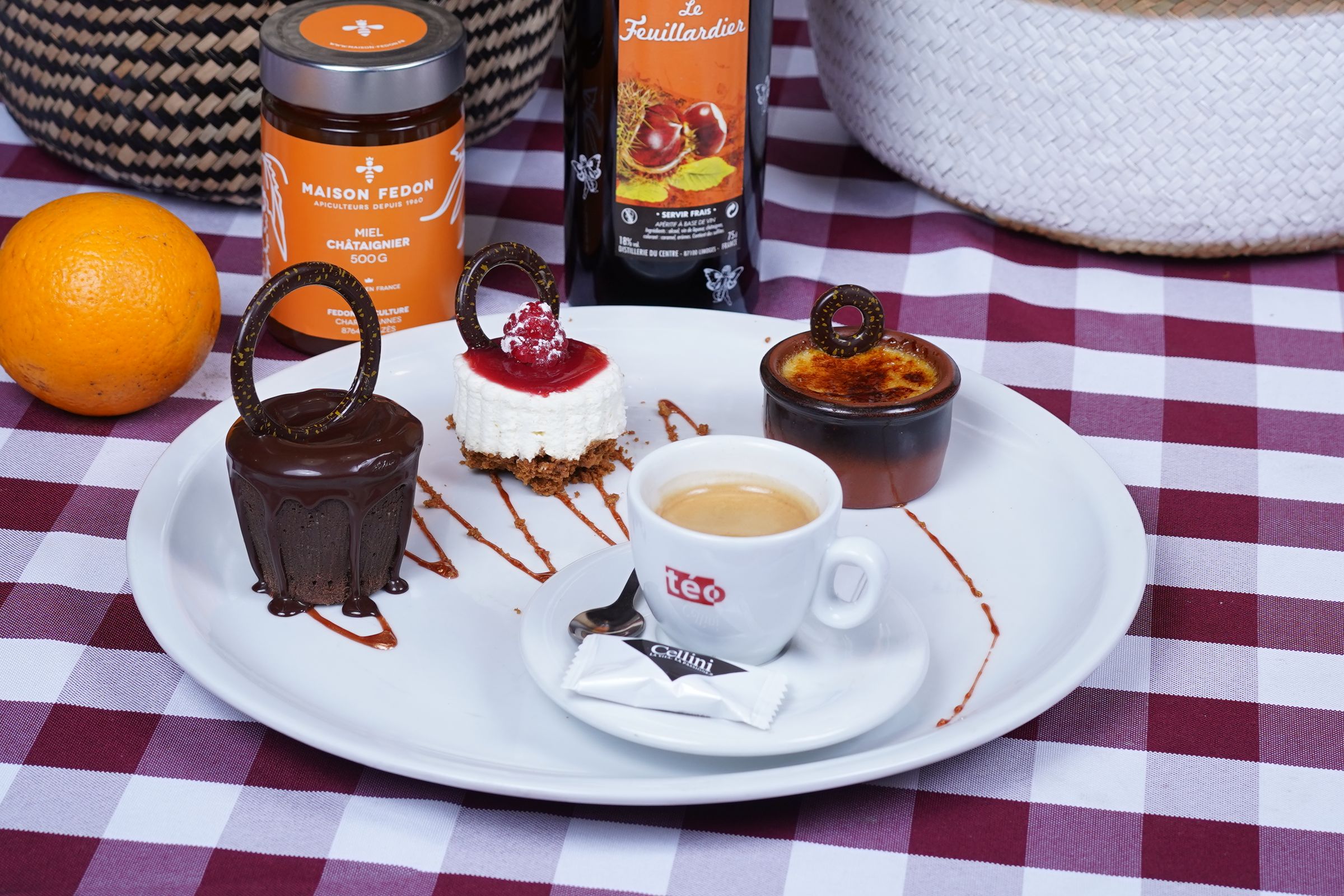 Un café gourmand : un expresso entouré de trois petits desserts