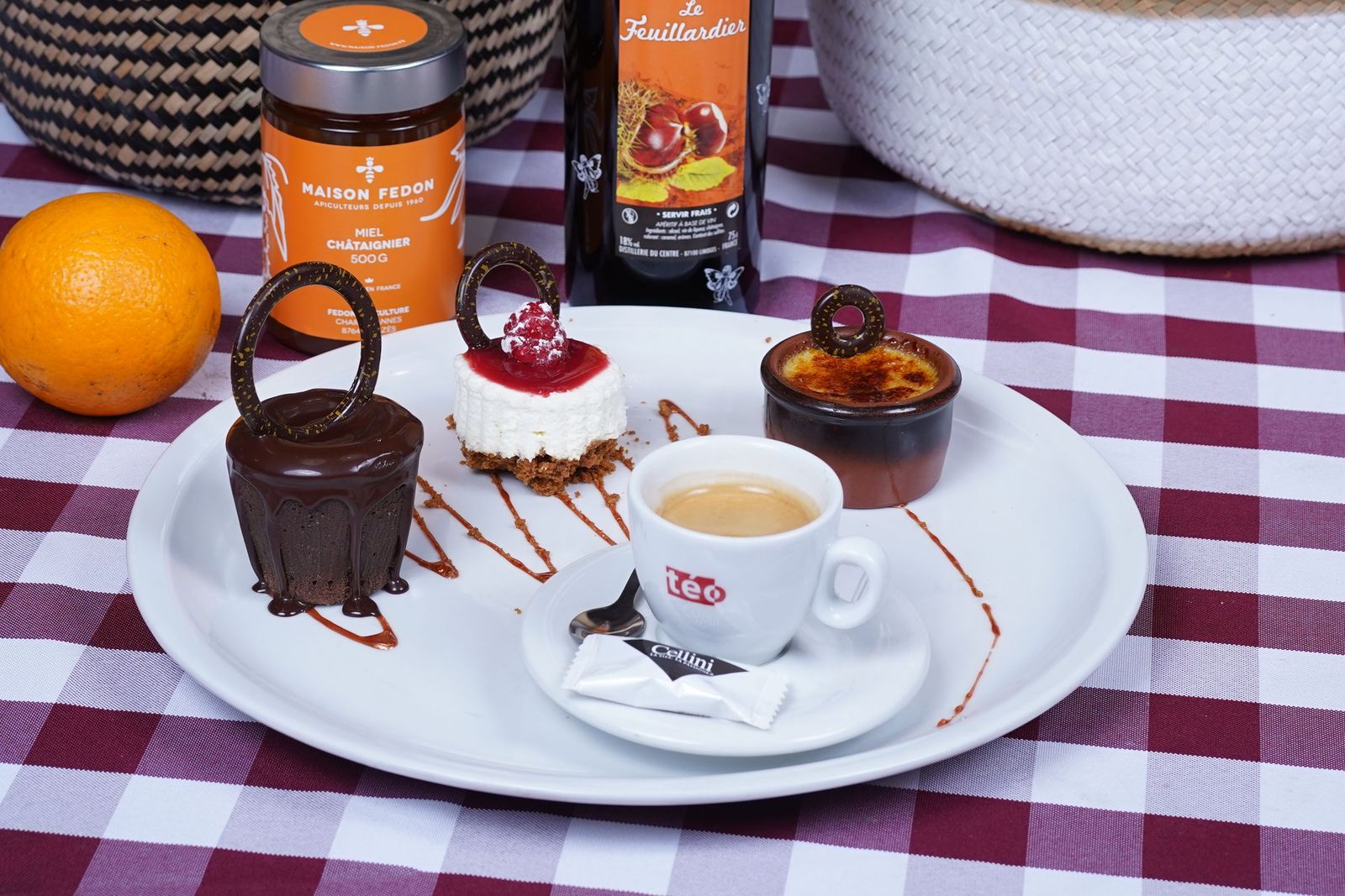 Un café gourmand : un expresso entouré de trois petits desserts
