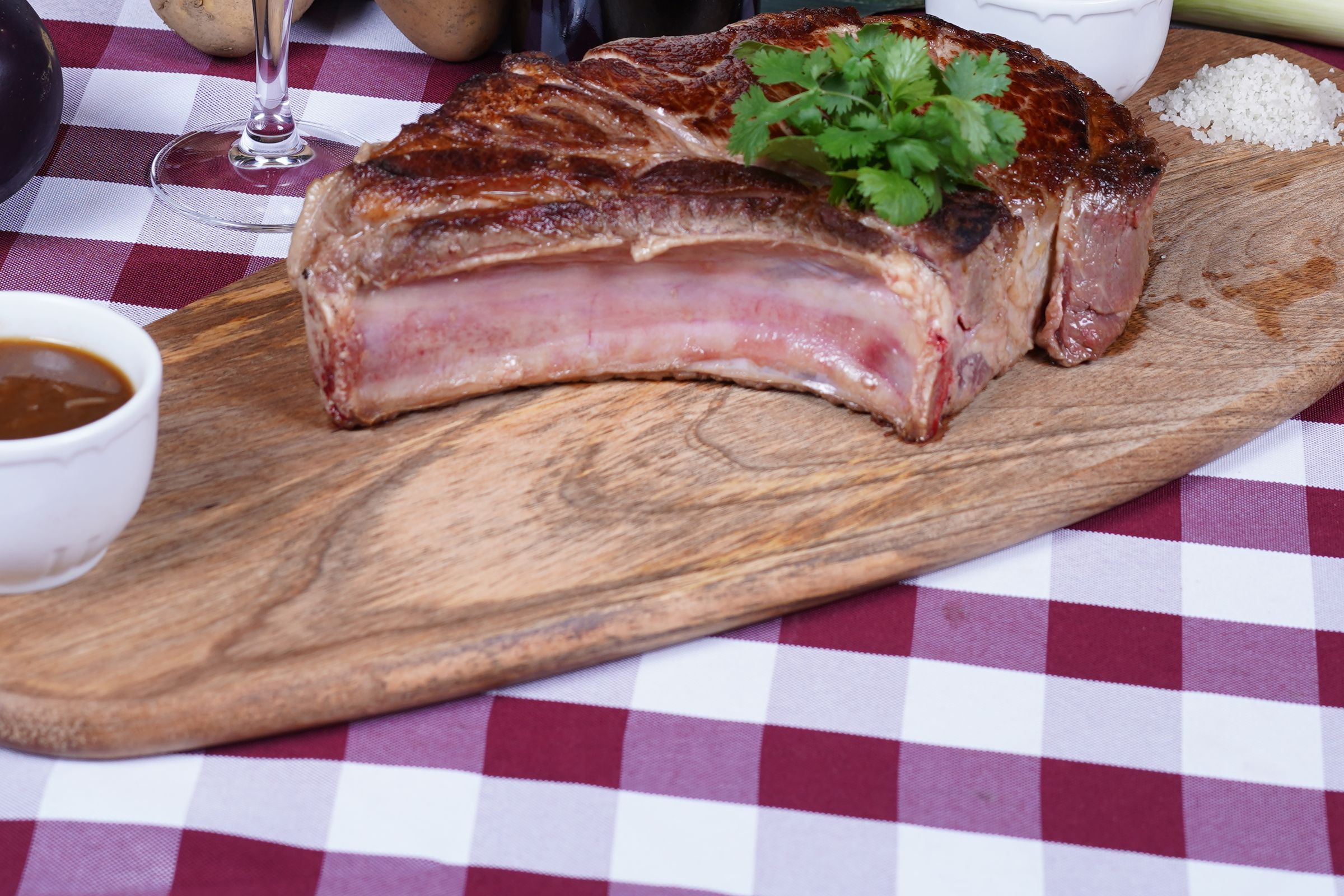 Une côte de bœuf limousine grillée sur sa planche, avec sa sauce maison