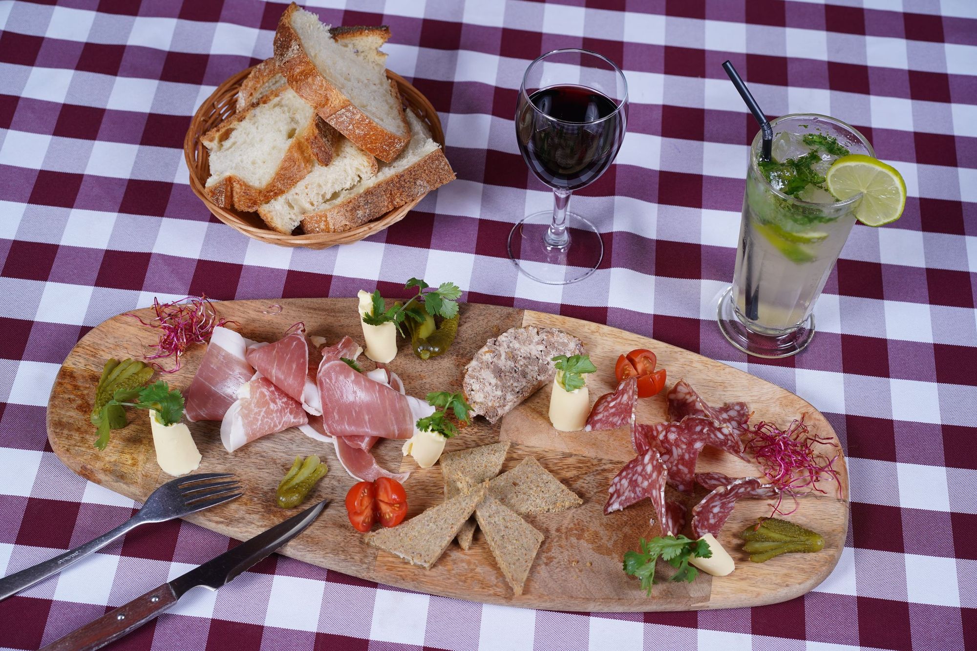 Une planche à partager : charcuteries, pâté, fromage, cornichons et pain de campagne