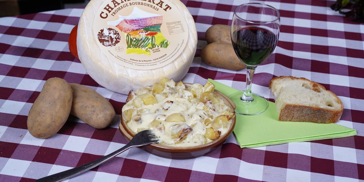 La Limousade : pommes de terre rôties et fromage Chambérat fondu, servie avec du pain, Au Paysan Gourmand