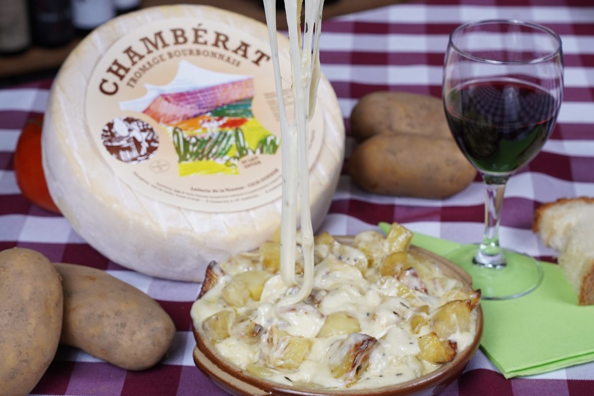 Le fromage fondu de la Limousade qui file au-dessus des pommes de terre, devant un Chambérat entier