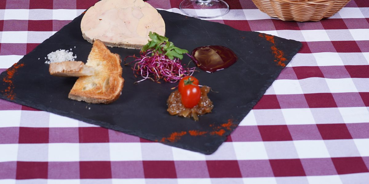 Du foie gras servi sur une ardoise avec son pain grillé et son chutney, Au Paysan Gourmand à Limoges