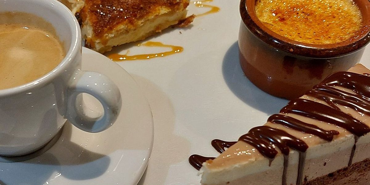 Crème brûlée et desserts faits maison, avec un café