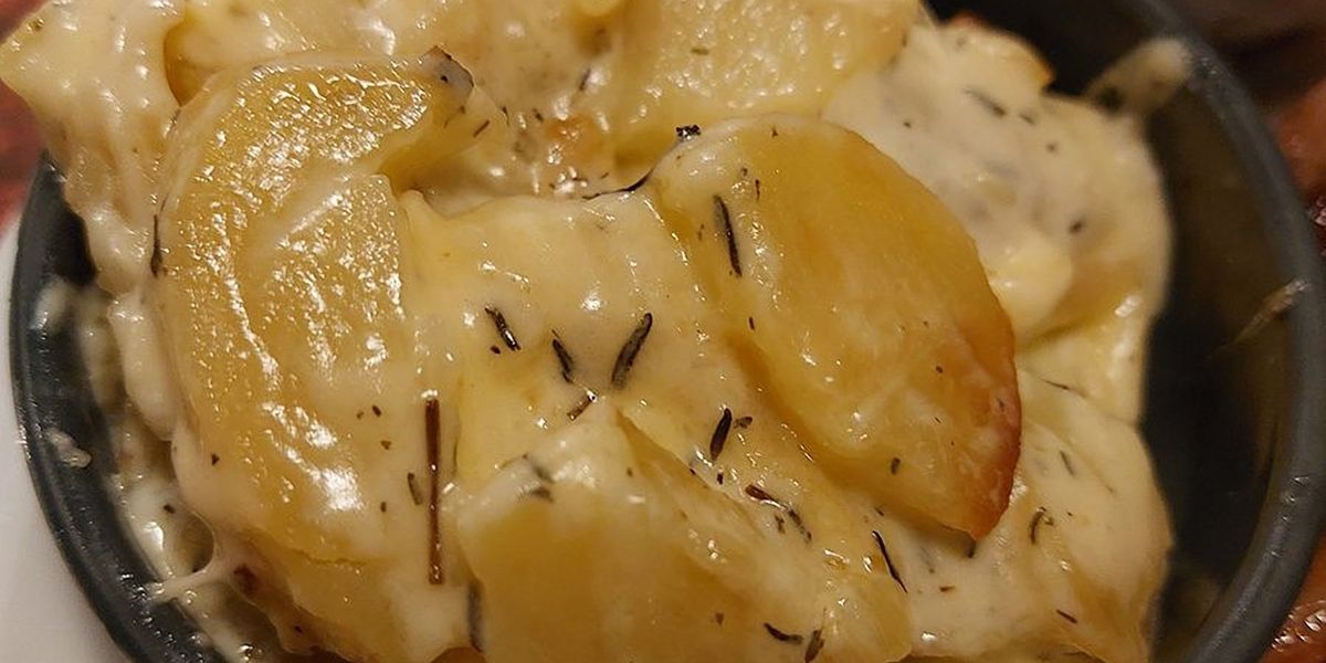 La Limousade, spécialité du restaurant : pommes de terre rôties au four et fromage fondu