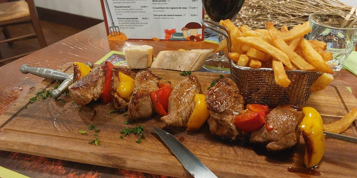 L'épée de viande de bœuf limousin servie sur sa planche, avec des frites maison, Au Paysan Gourmand à Limoges