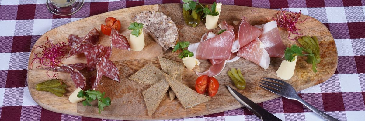 Une planche à partager du restaurant Au Paysan Gourmand : charcuterie, pâté de campagne et fromage
