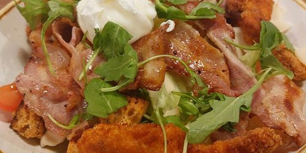La salade César et ses croustis de poulet