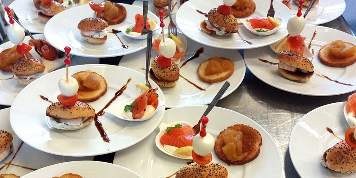 Des assiettes d'entrées dressées pour une commande du traiteur du restaurant