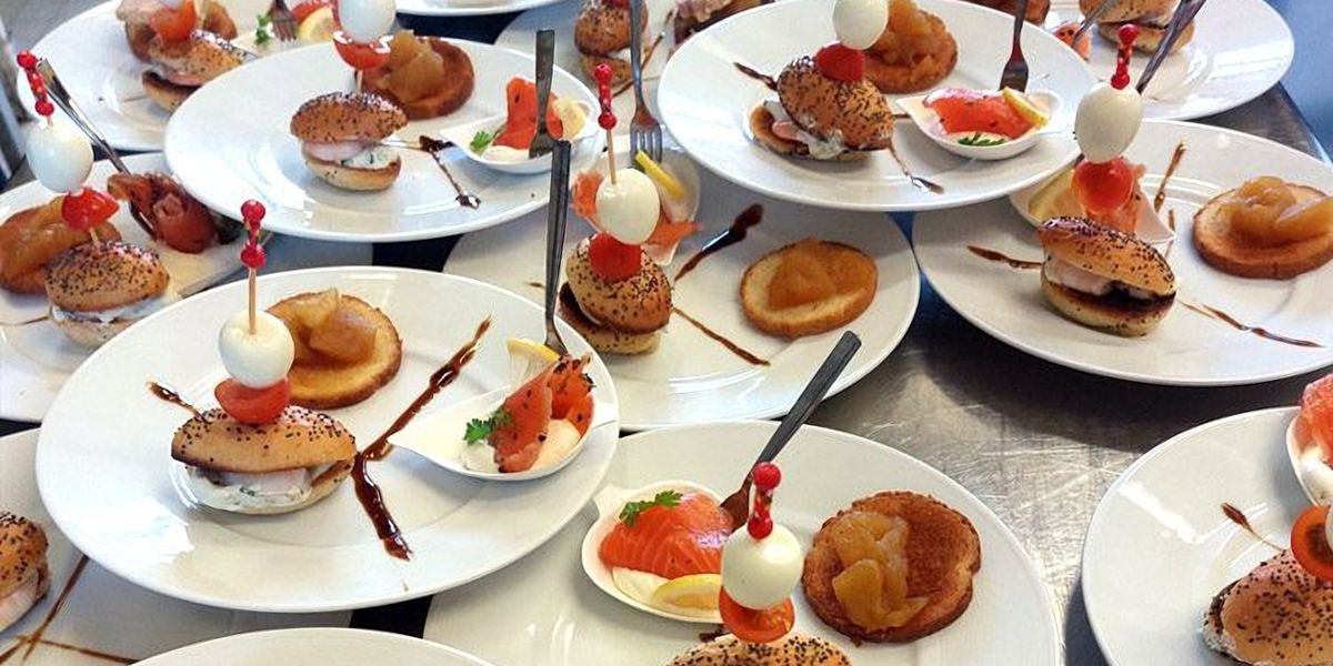 Bandejas de bocados salados y dulces preparadas por el servicio de catering del restaurante