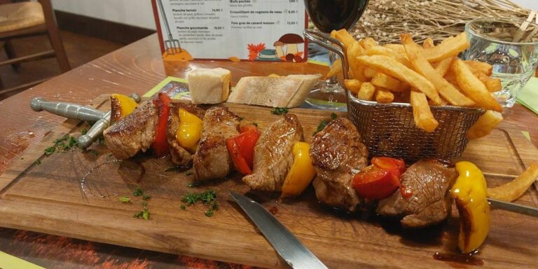 L'épée de viande de bœuf limousin, servie sur sa planche avec des frites maison et du pain, Au Paysan Gourmand, à Limoges