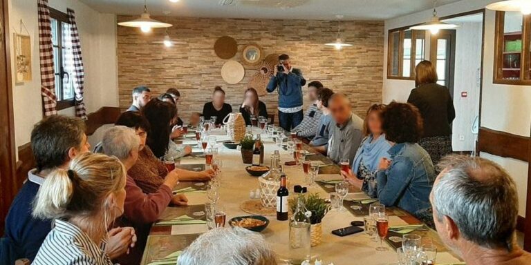 Un repas de groupe autour d'une grande tablée, dans une salle du restaurant Au Paysan Gourmand, à Limoges