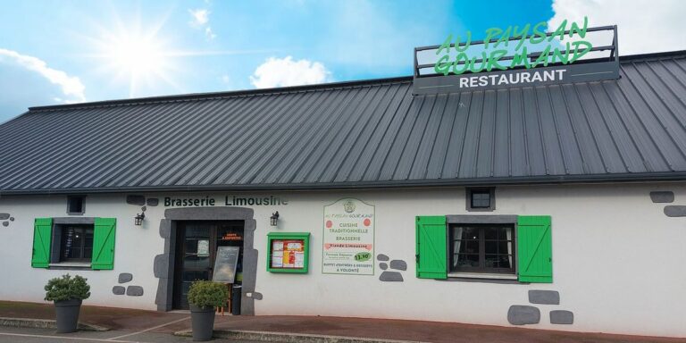 La façade du restaurant Au Paysan Gourmand, avenue Louis de Broglie à Limoges, devant le parking