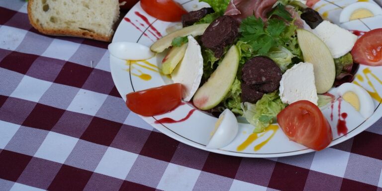 Une salade composée du restaurant : crudités, œuf dur, fromage et charcuterie sur un lit de salade verte