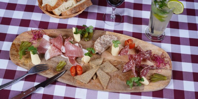 Une planche à partager du restaurant : charcuteries, pâté, fromage, cornichons et pain de campagne