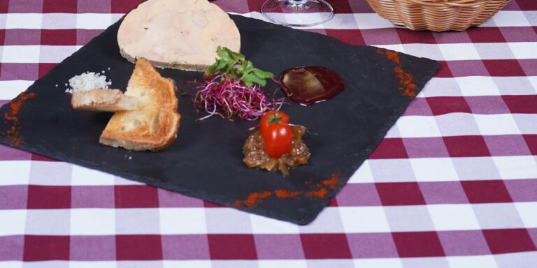 Du foie gras servi sur une ardoise avec son pain grillé et son chutney, Au Paysan Gourmand à Limoges